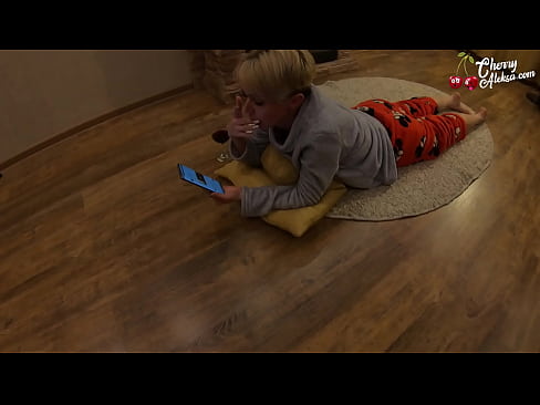 ❤️ 瘋狂的金發女郎吸吮巨大的雞巴並在上面彈跳 - 肛交 ☑ 他媽的 在我們